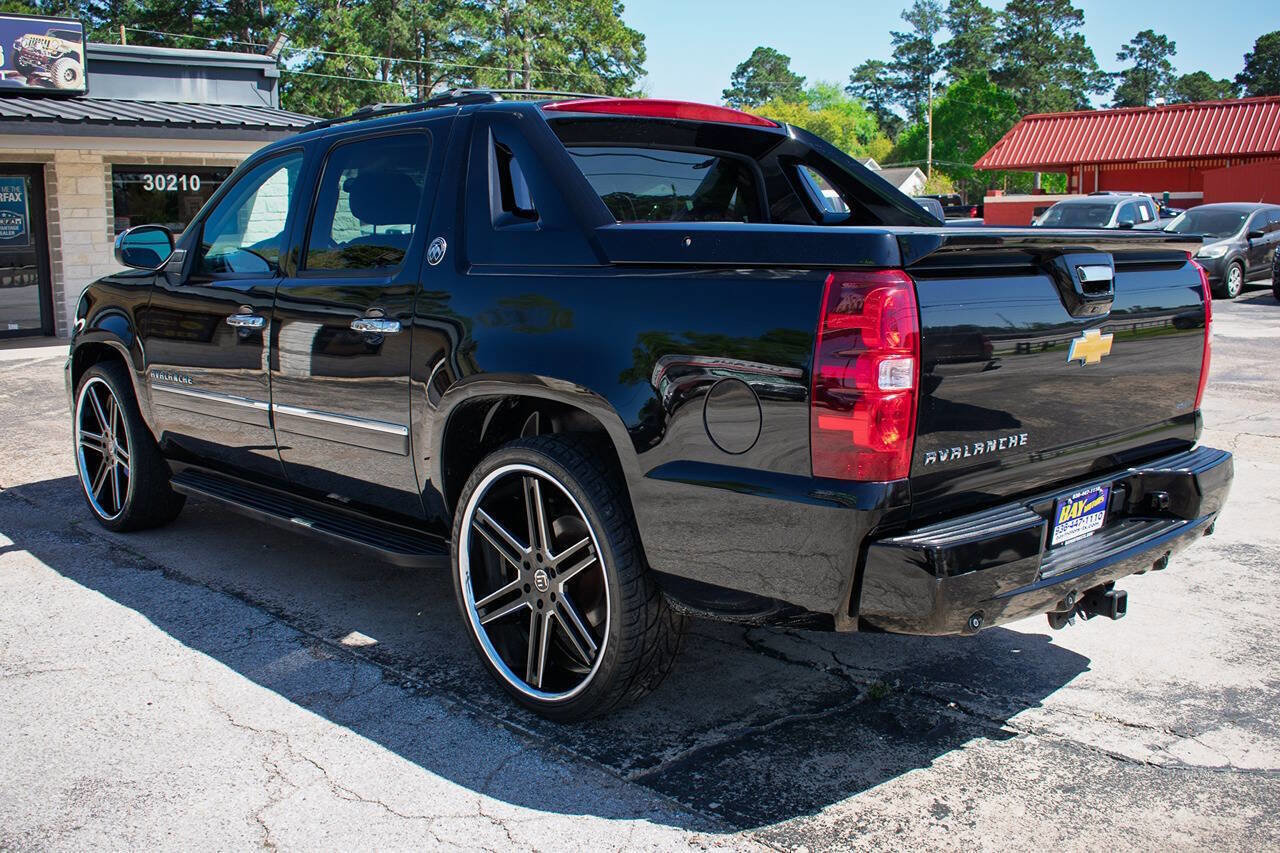 Used 2013 Chevrolet Avalanche LTZ image 4