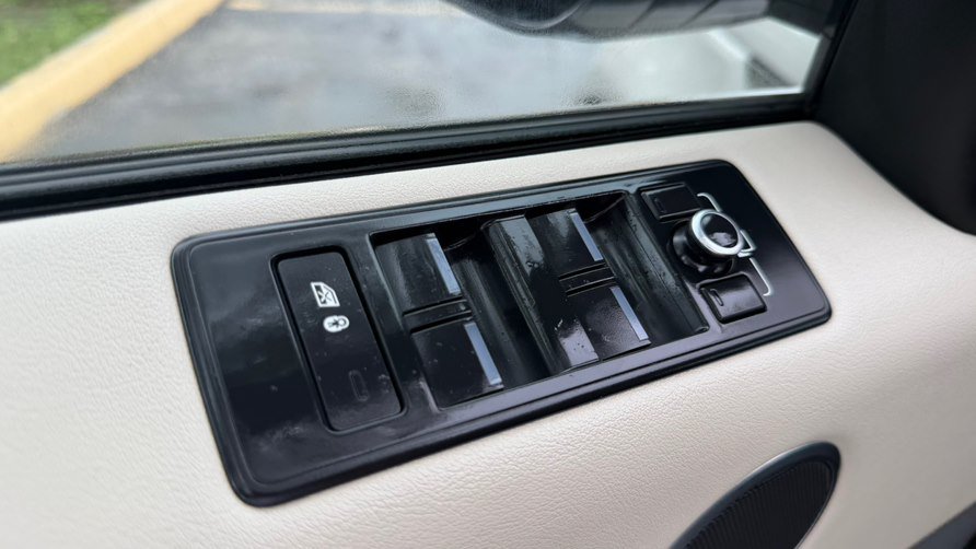Used 2017 Land Rover Range Rover Sport HSE AWD/4WD image 18