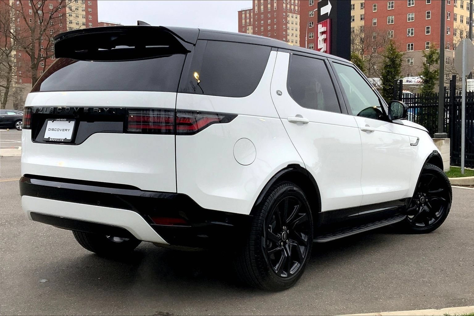 Certified 2025 Land Rover Discovery Dynamic SE AWD/4WD image 12