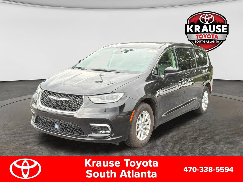Used 2023 Chrysler Pacifica Touring-L FWD image 3