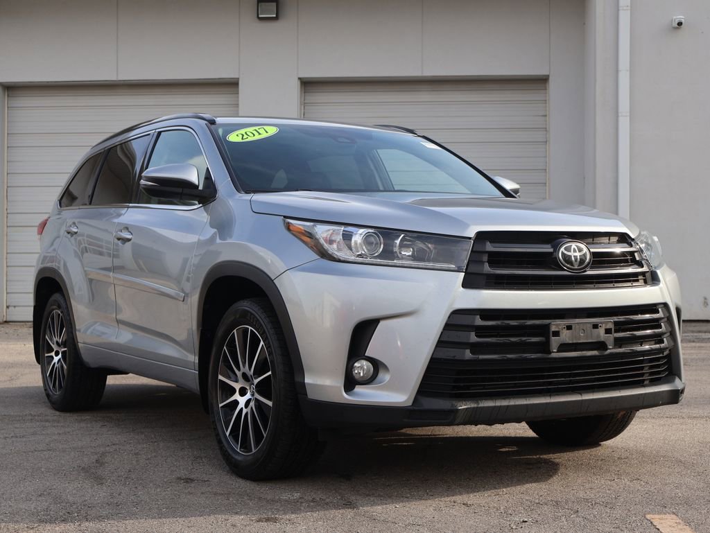 Used 2017 Toyota Highlander SE image 1