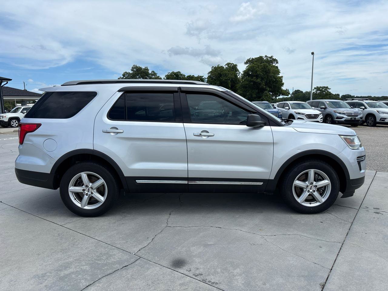 Used 2018 Ford Explorer XLT FWD image 3