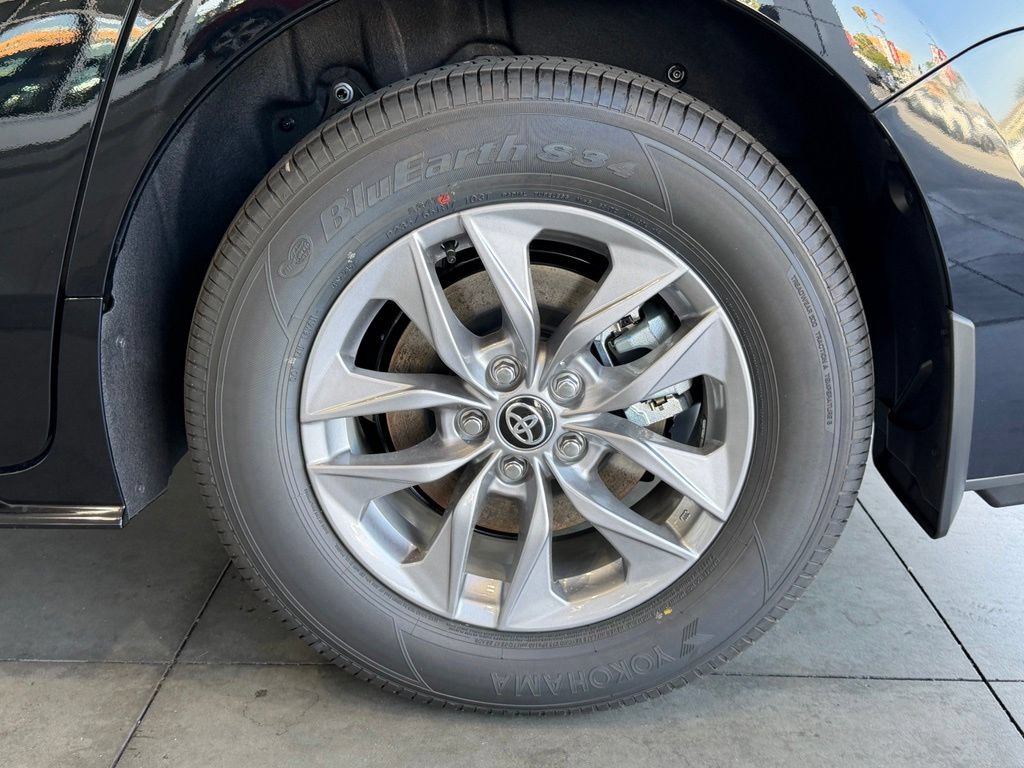 New 2026 Toyota Sienna XLE FWD image 14