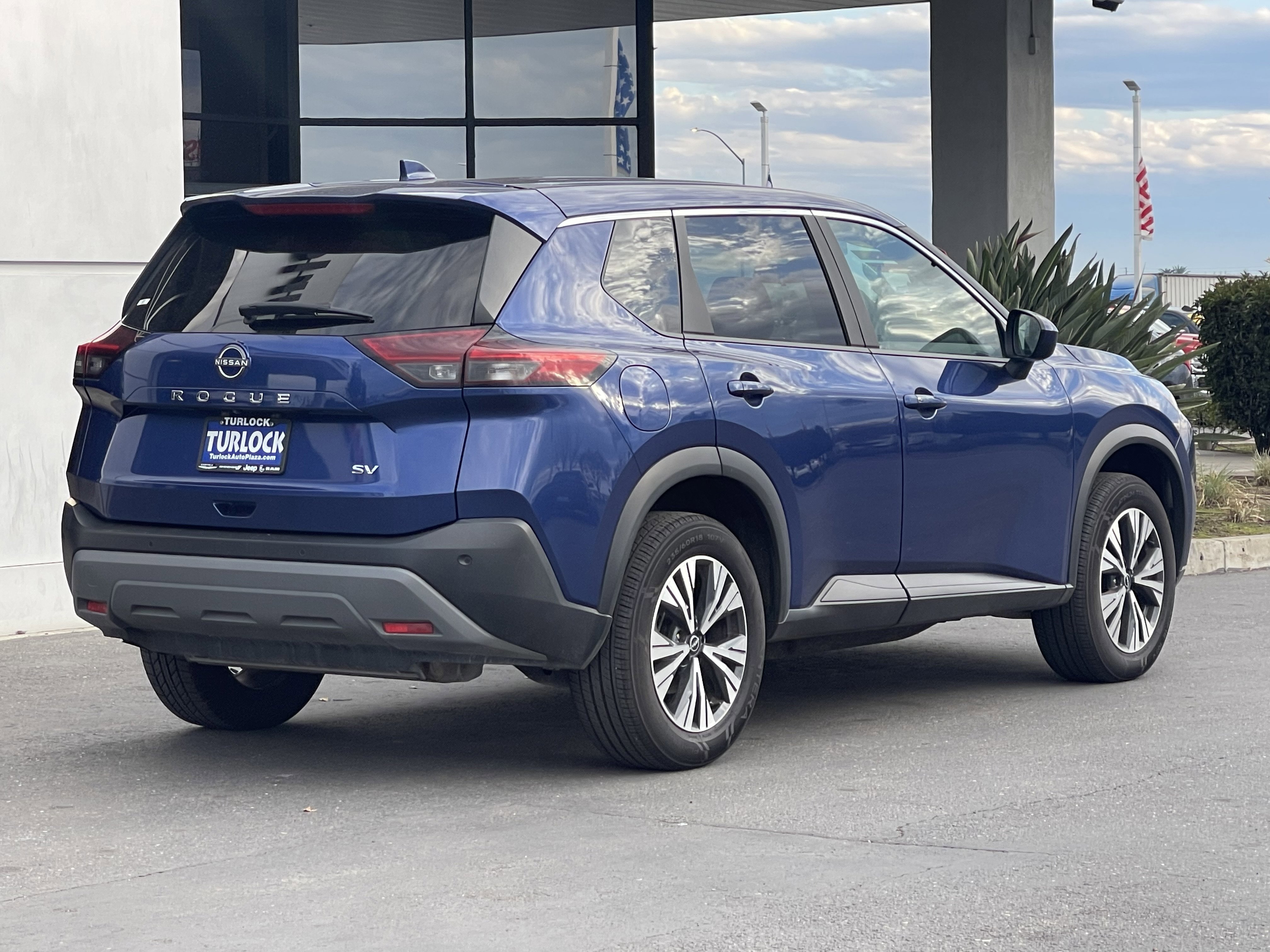 Used 2023 Nissan Rogue SV image 10