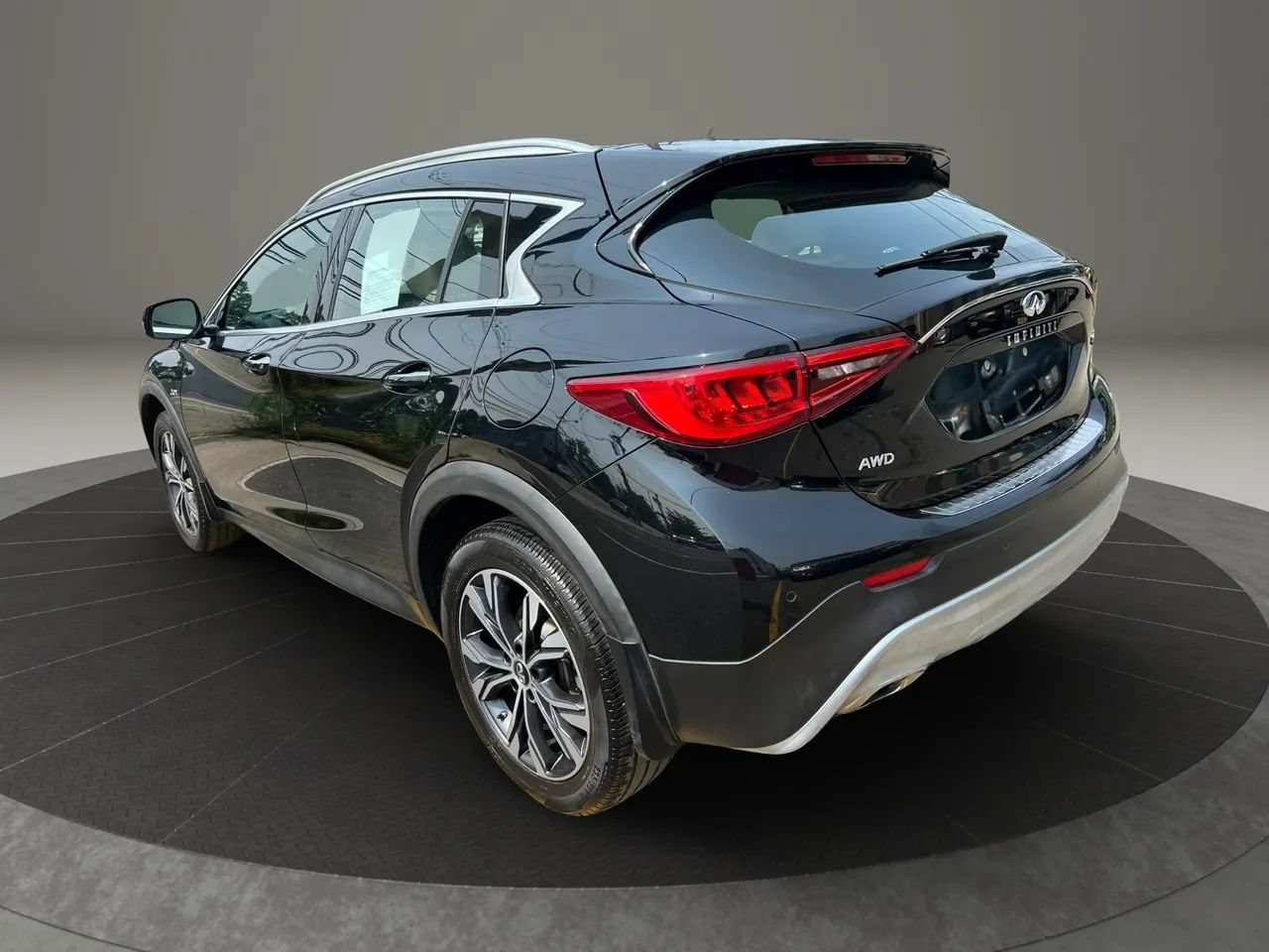 Used 2018 INFINITI QX30 Premium w/ Navigation Package AWD/4WD image 7