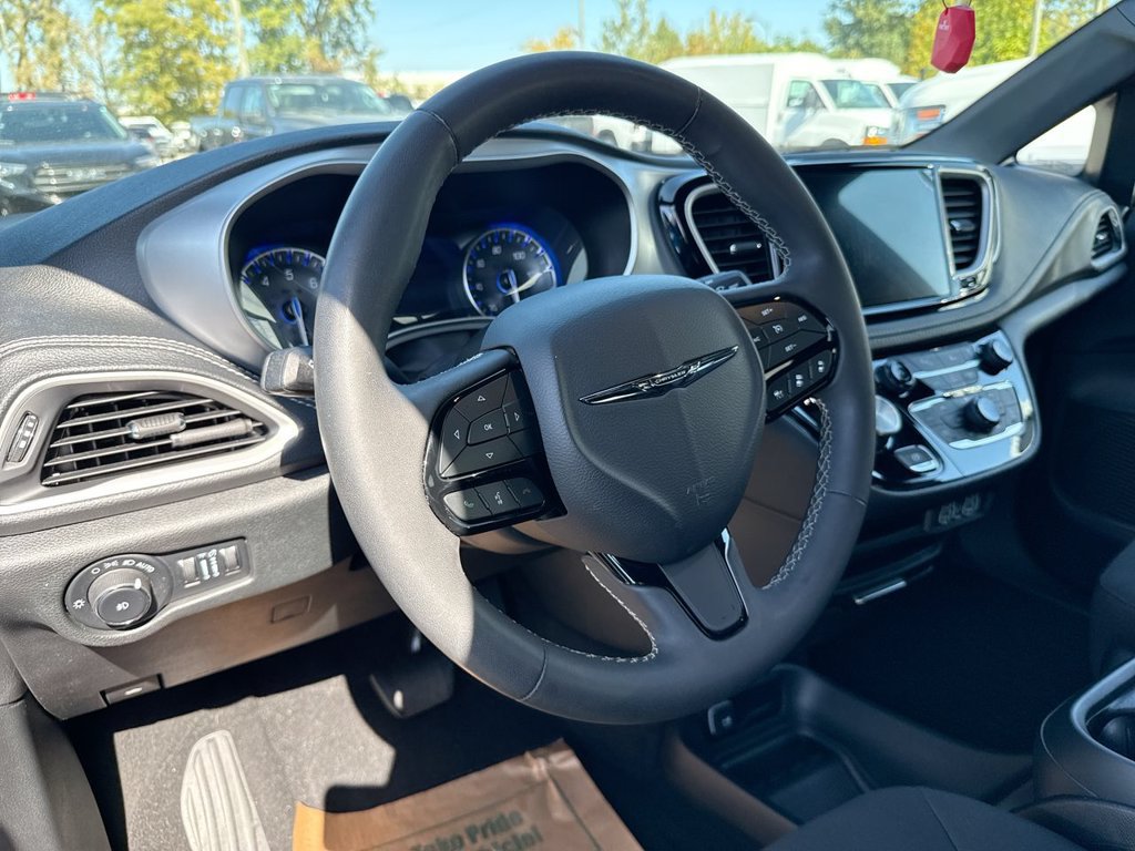 Used 2023 Chrysler Pacifica Touring FWD image 7