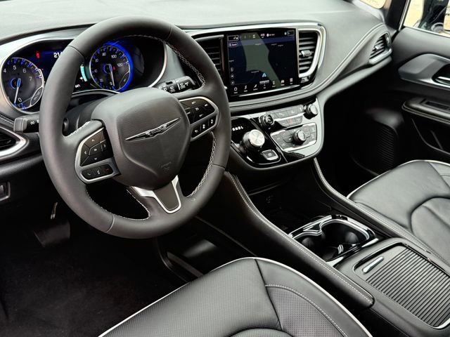 Used 2026 Chrysler Pacifica Limited FWD image 9