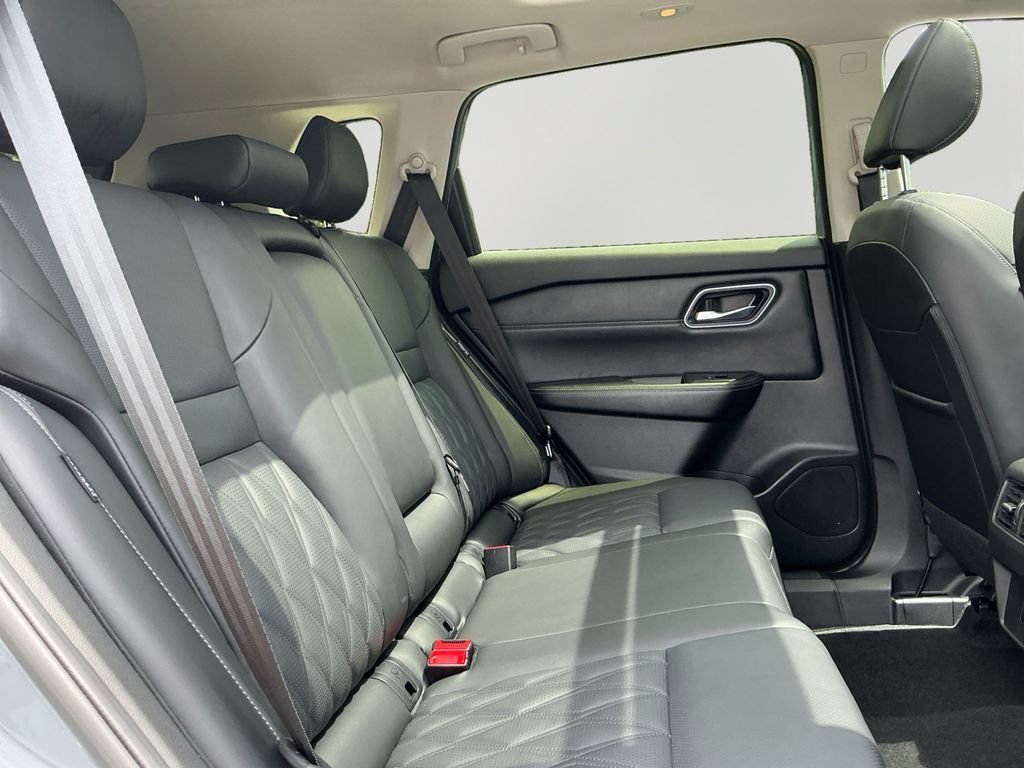 Used 2025 Nissan Rogue Platinum FWD image 13