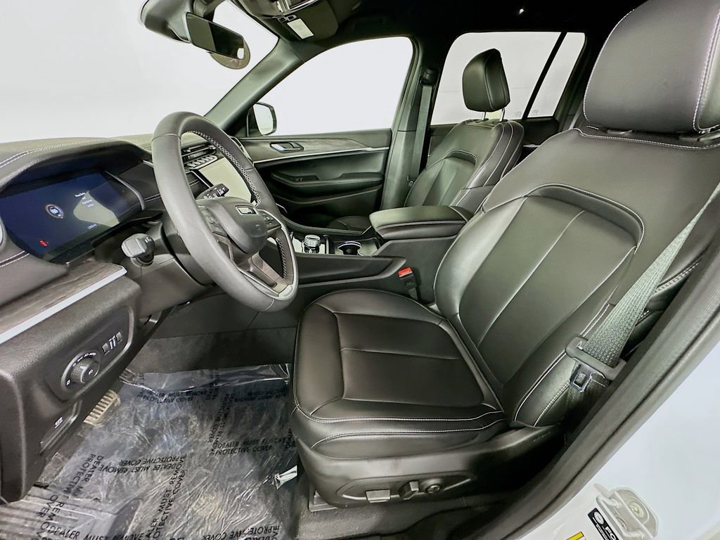 Certified 2025 Jeep Grand Cherokee Limited w/ Black Appearance Package image 32