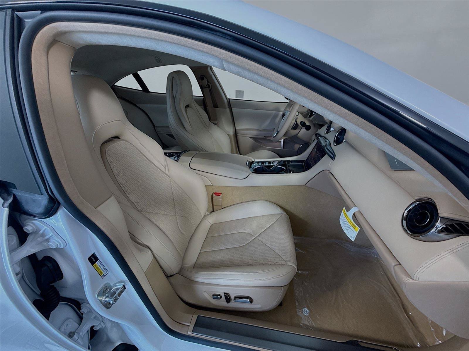 New 2025 Karma Revero Luxury RWD image 19
