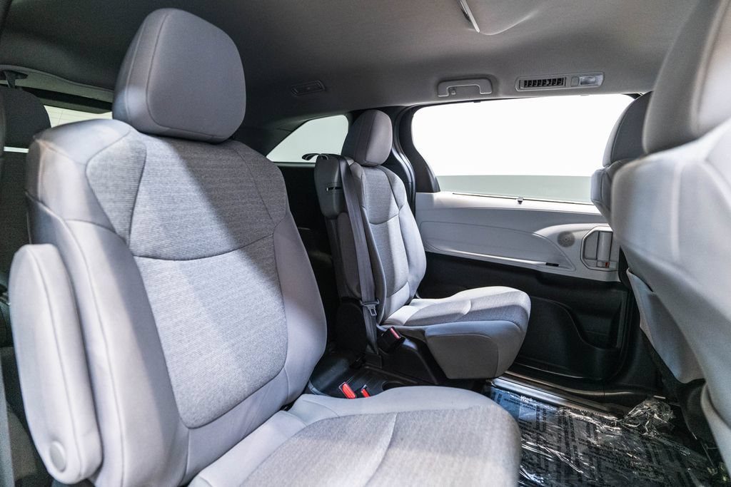 Used 2025 Toyota Sienna LE FWD image 34