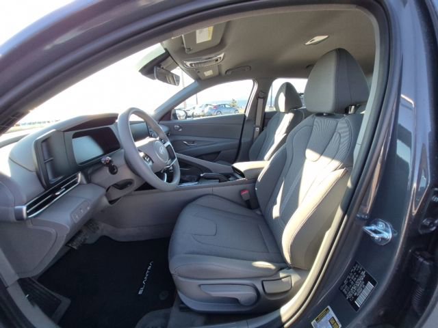 Used 2025 Hyundai Elantra SE image 9