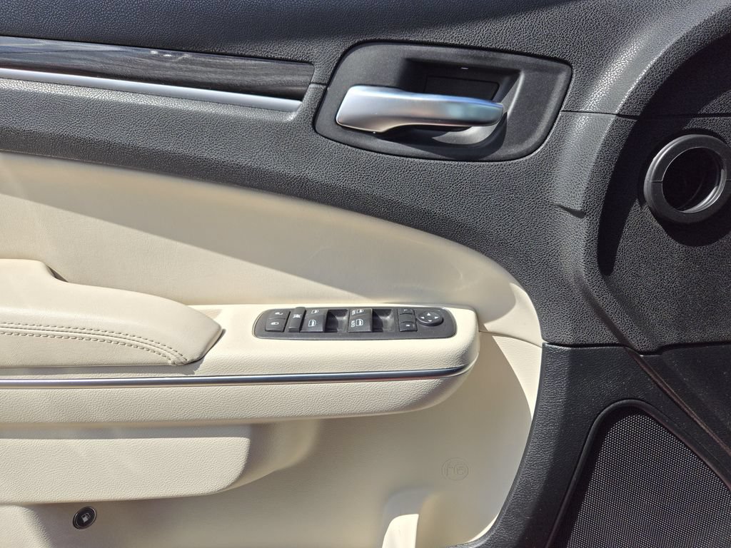 Used 2017 Chrysler 300 Limited RWD image 18