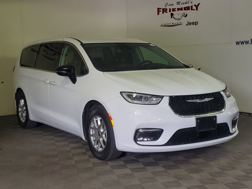 Used 2024 Chrysler Pacifica Touring-L FWD image 2