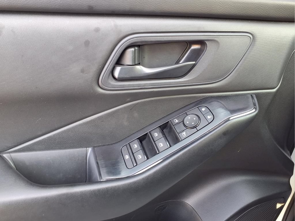 Used 2024 Nissan Rogue S FWD image 20