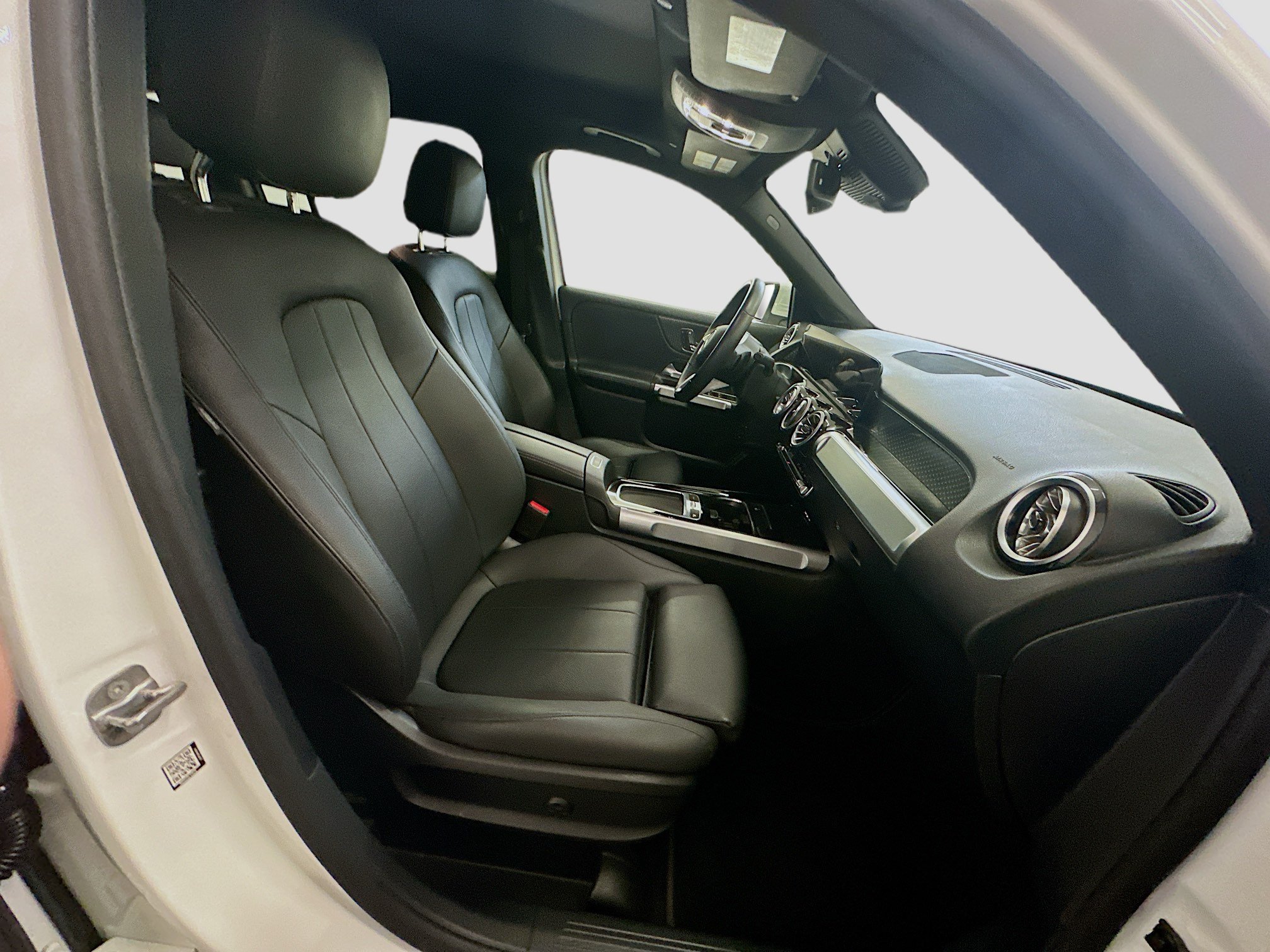 Used 2025 Mercedes-Benz GLB 250 4MATIC image 33