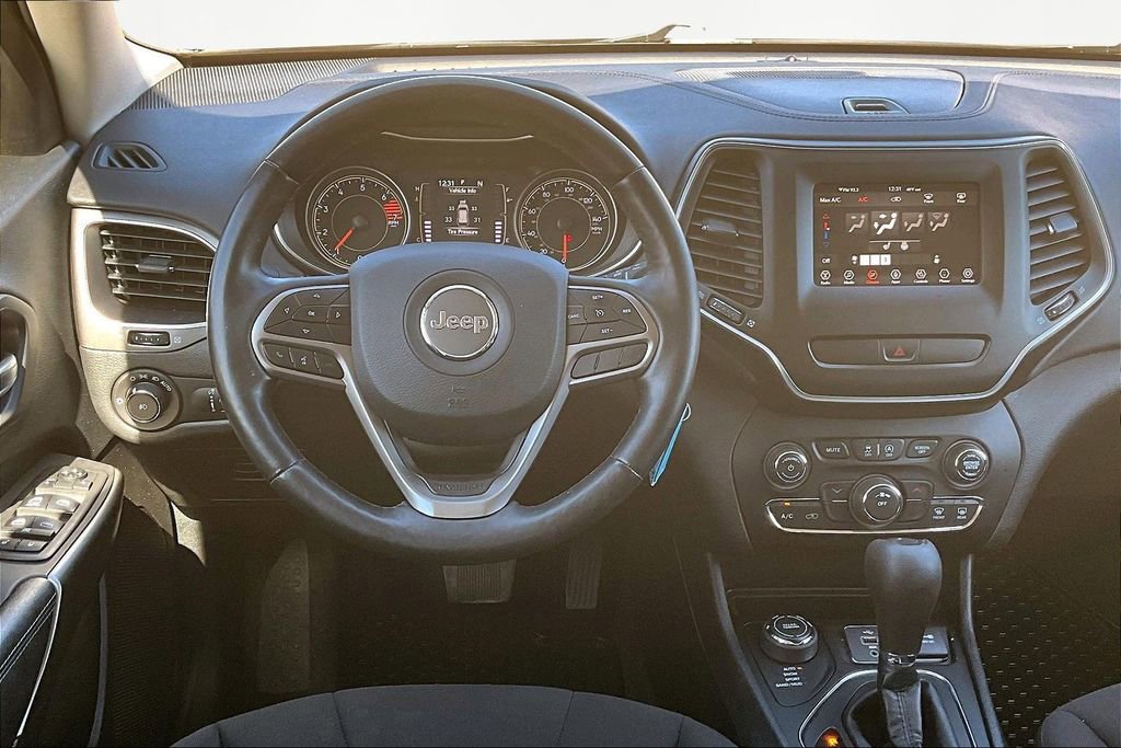 Used 2019 Jeep Cherokee Latitude w/ Cold Weather Group AWD/4WD image 5