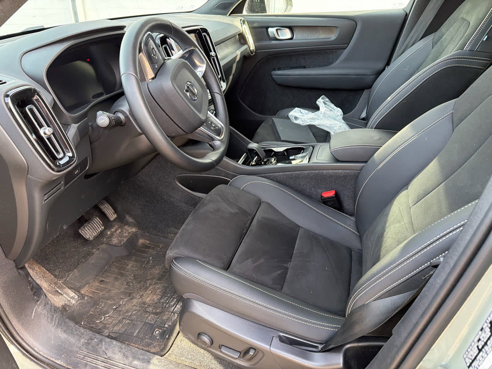 Used 2023 Volvo XC40 Recharge Plus w/ Protection Package Premier image 14