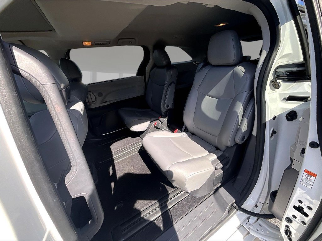 Used 2022 Toyota Sienna XLE FWD image 21