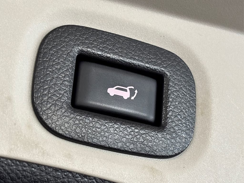 Used 2017 Nissan Rogue SV w/ SV Premium Package image 16