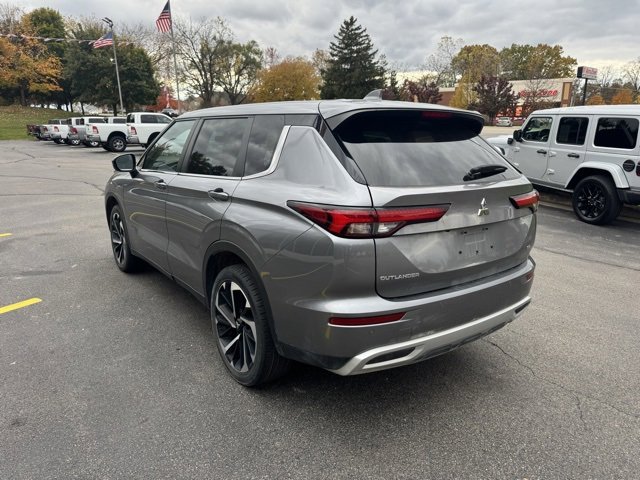 Used 2023 Mitsubishi Outlander SE image 5
