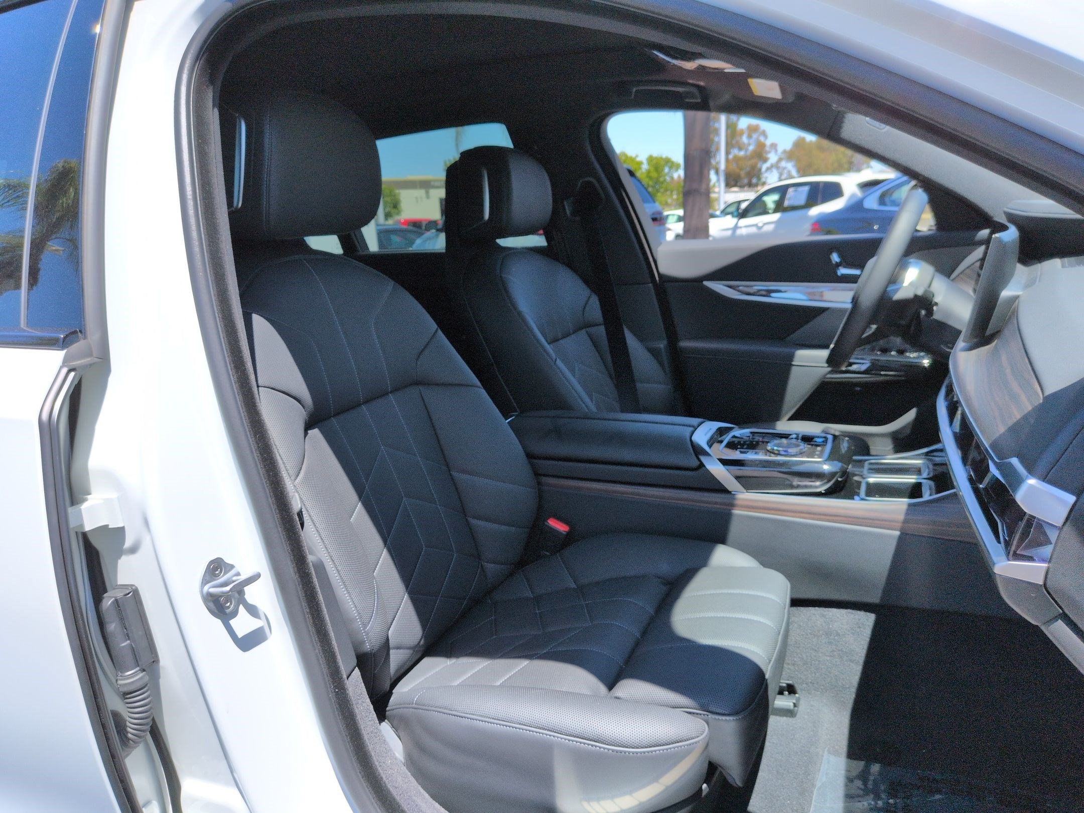 Certified 2025 BMW i7 xDrive60 AWD/4WD image 33