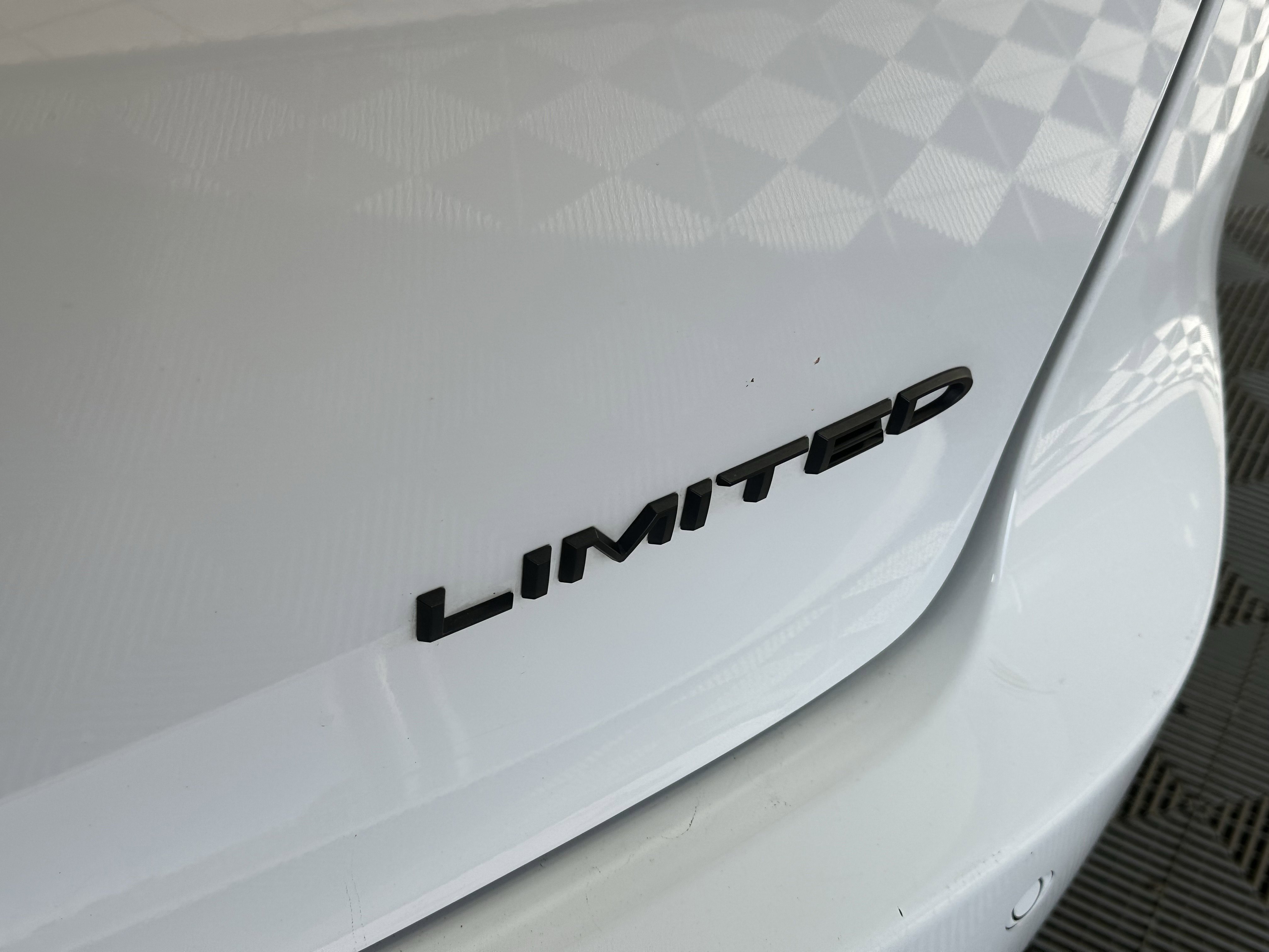 Used 2025 Chrysler Pacifica Limited image 18