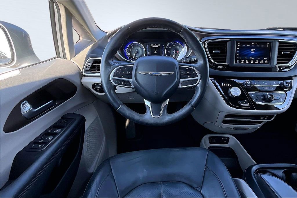 Used 2018 Chrysler Pacifica Touring-L image 5