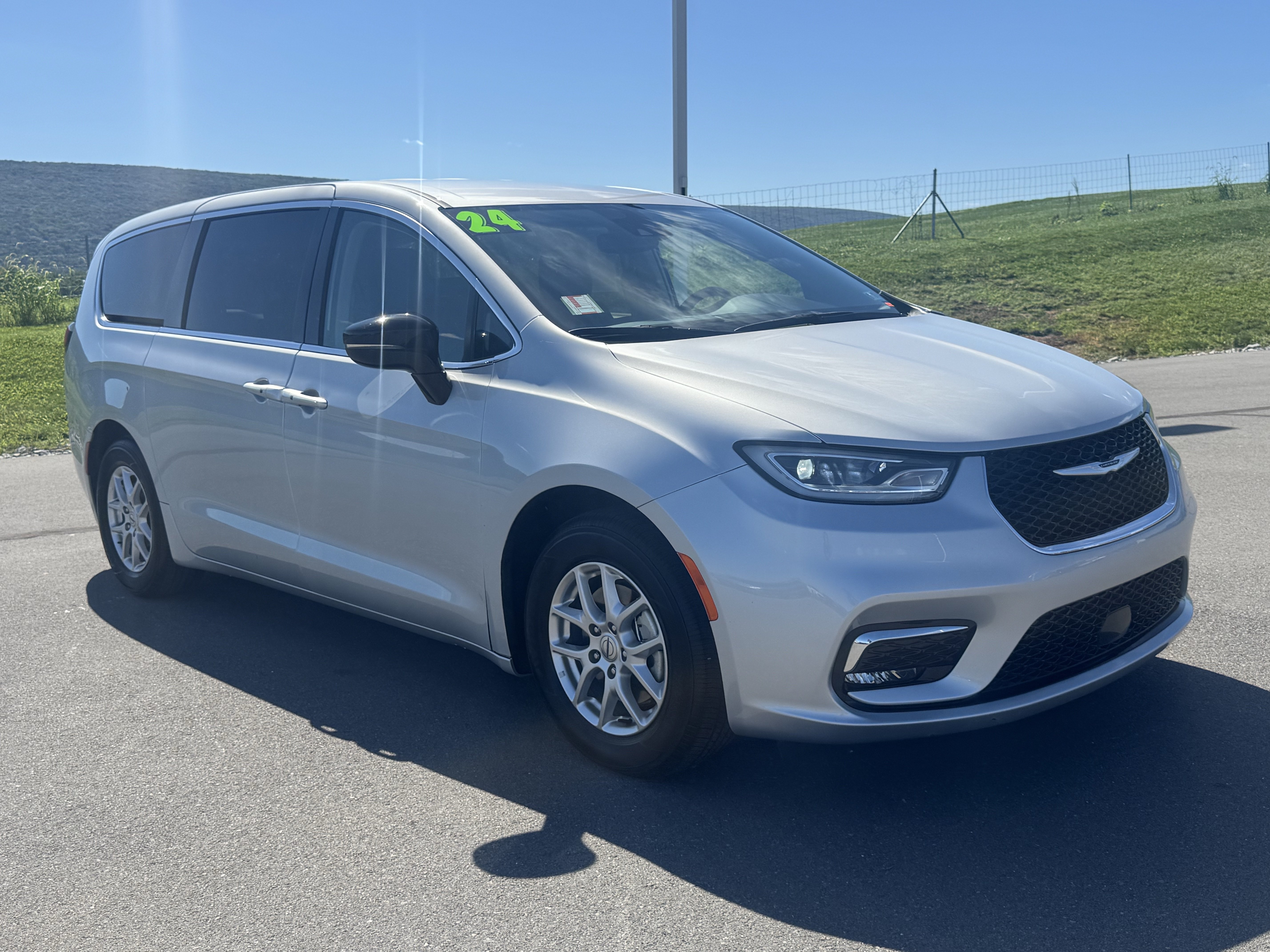 Used 2024 Chrysler Pacifica Touring-L