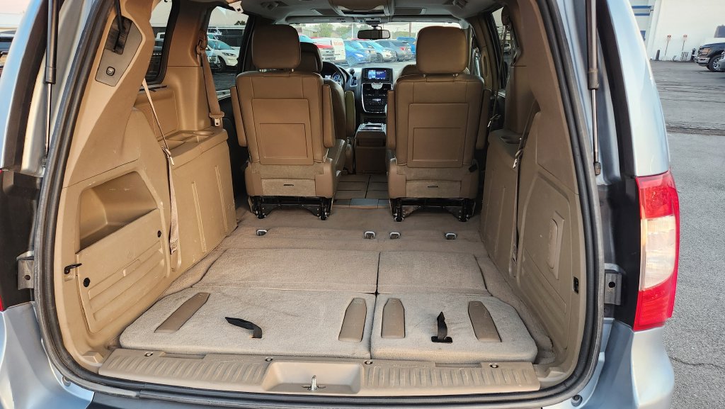 Used 2012 Chrysler Town & Country Touring-L w/ Entertainment Group #2 FWD image 7