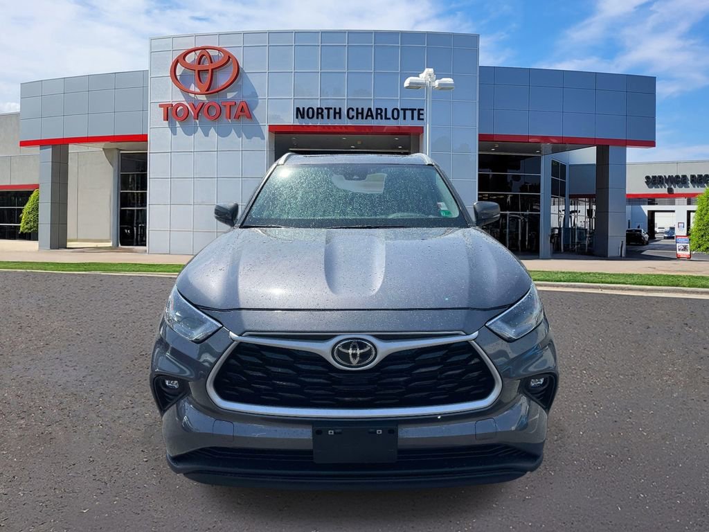 Used 2023 Toyota Highlander XLE image 4