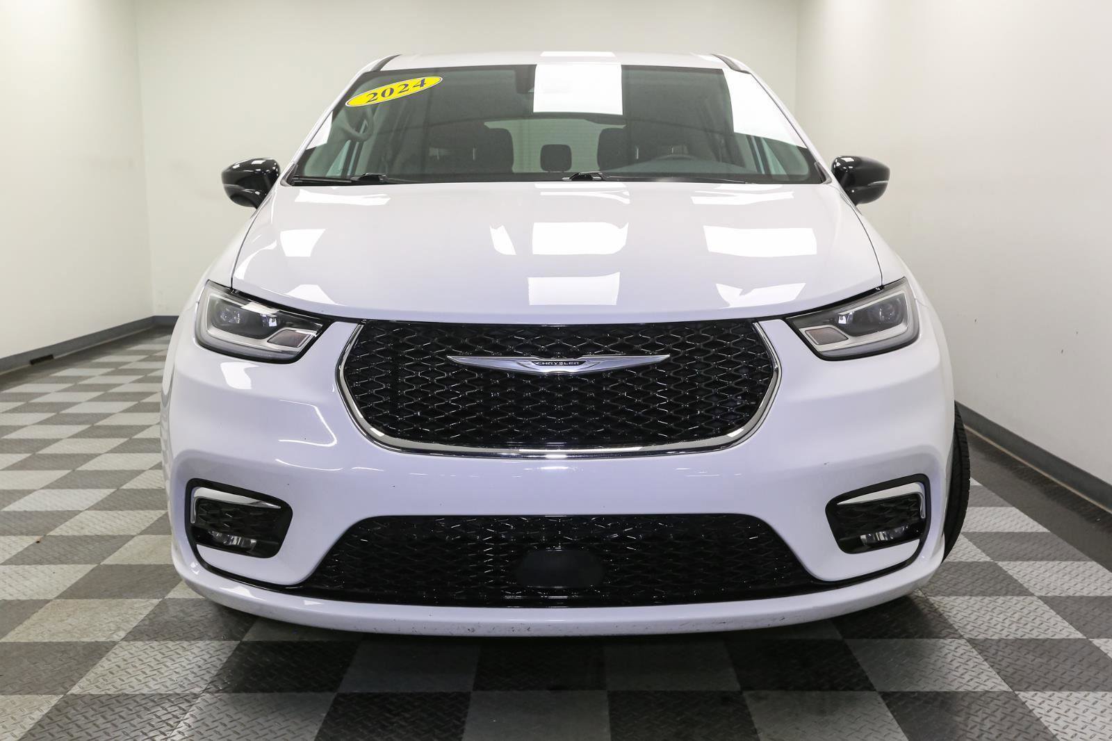 Used 2024 Chrysler Pacifica Touring-L image 3