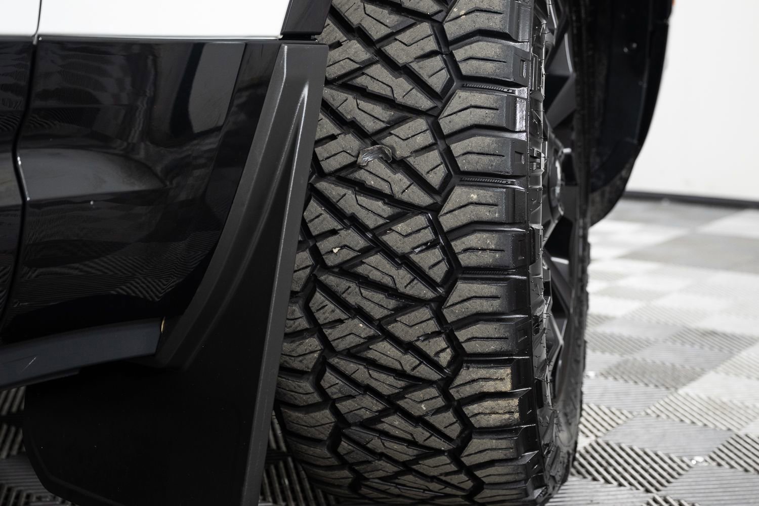 Used 2024 Land Rover Defender 110 SE image 44