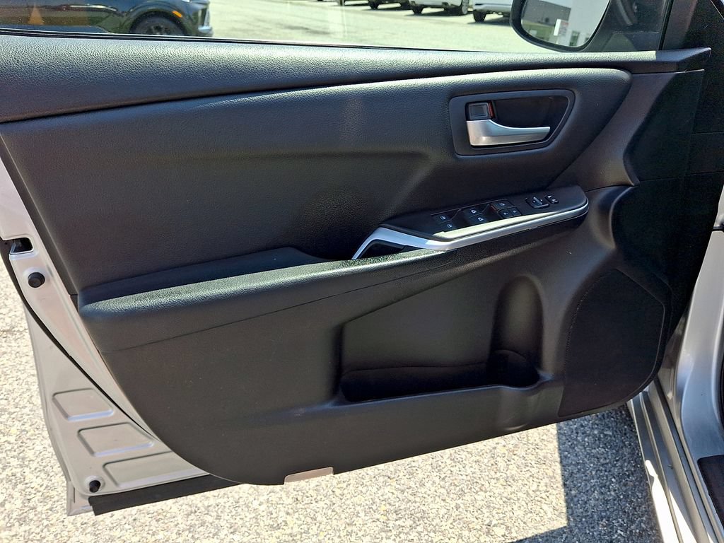 Used 2015 Toyota Camry SE FWD image 12
