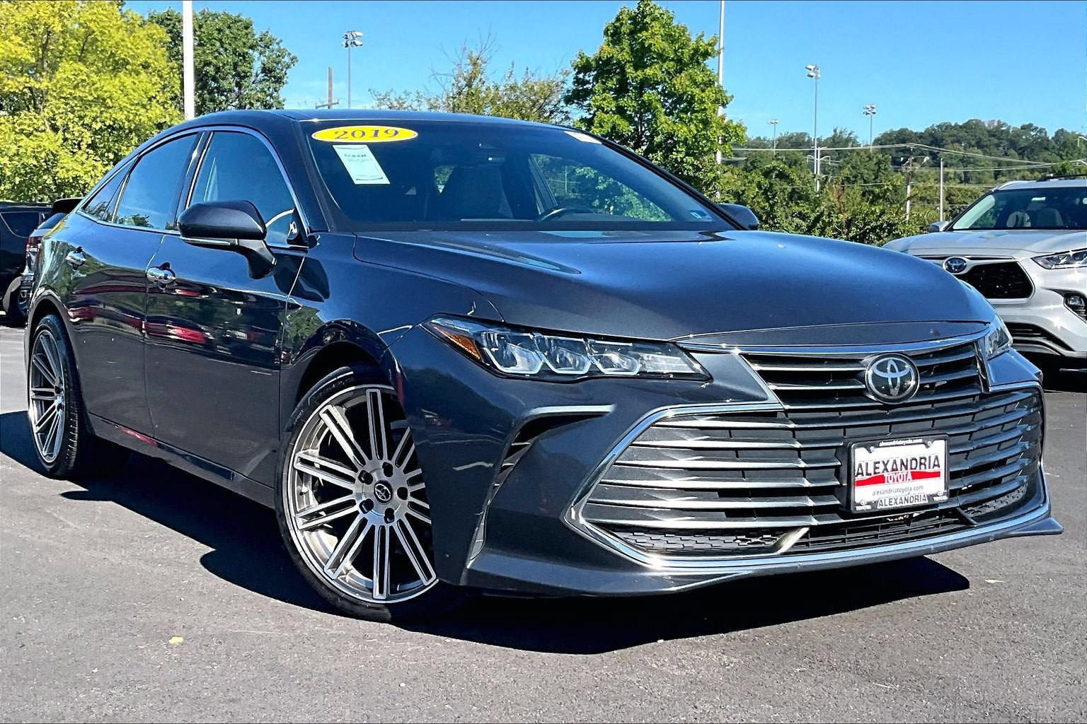 Used 2019 Toyota Avalon XLE w/ Moonroof Package FWD image 2