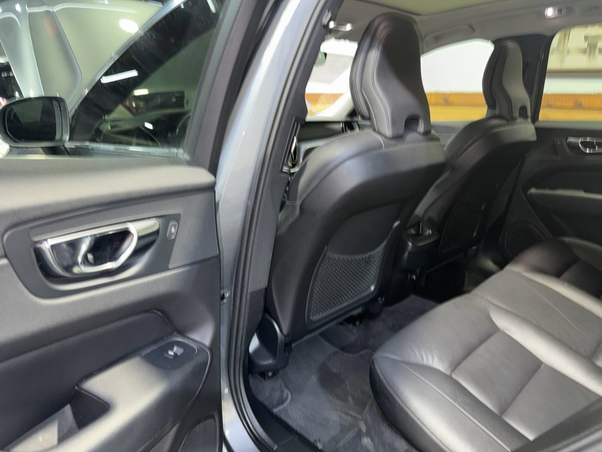 Used 2019 Volvo XC60 T6 Momentum w/ Multimedia Package AWD/4WD image 24