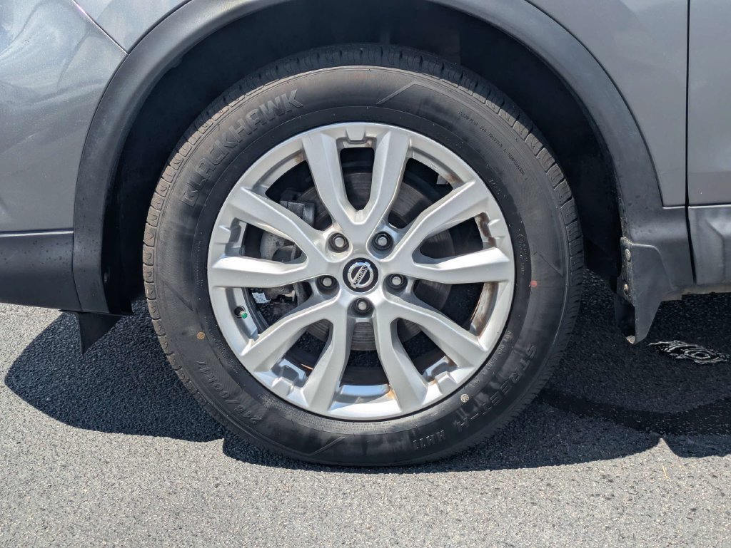 Used 2020 Nissan Rogue Sport SV FWD image 12