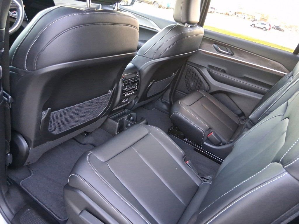 New 2025 Jeep Grand Cherokee L Limited w/ Trailer Tow Package image 9