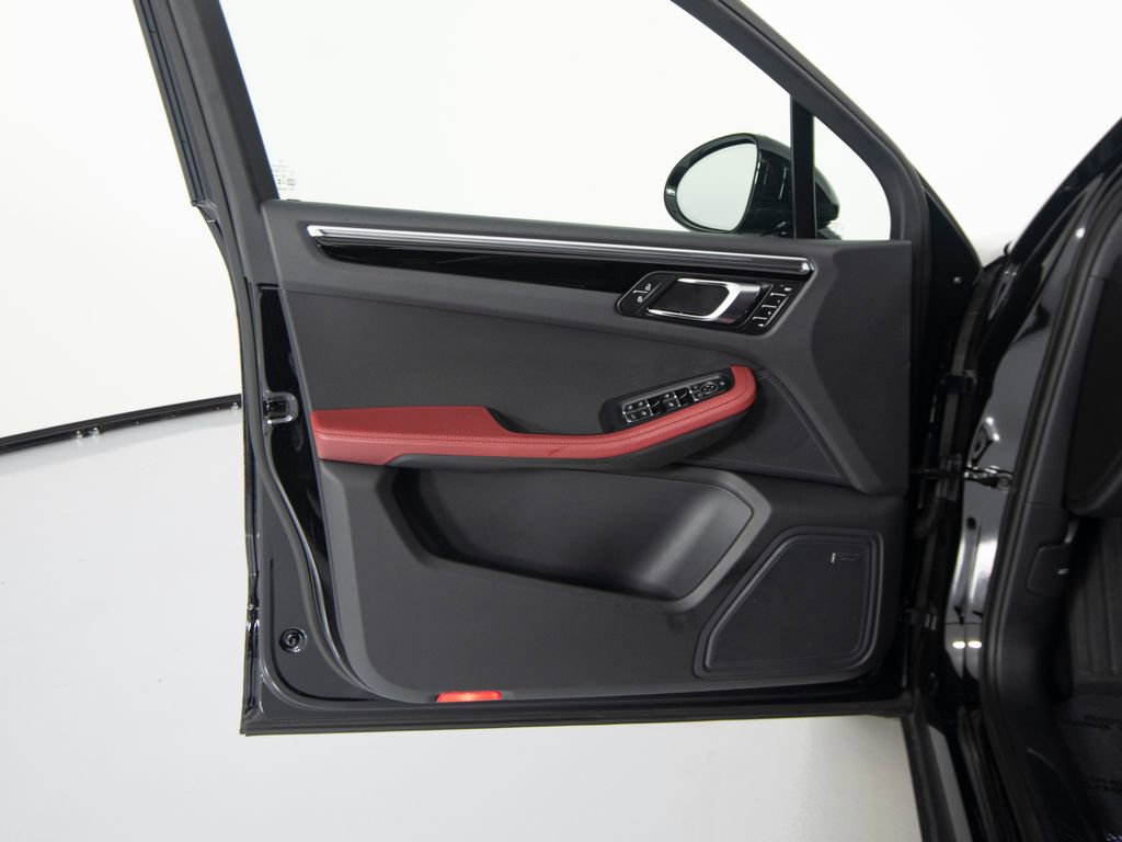 Certified 2025 Porsche Macan AWD/4WD image 18