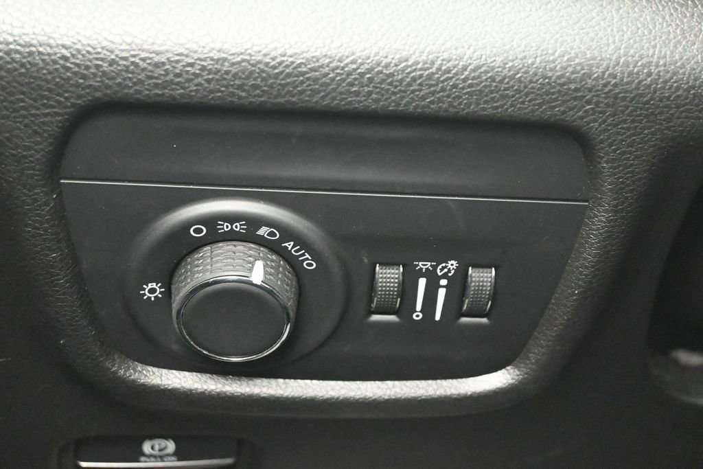 Used 2023 Jeep Grand Cherokee L Laredo RWD image 19