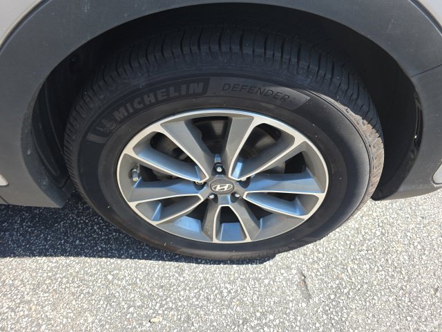 Used 2017 Hyundai Santa Fe SE FWD image 4