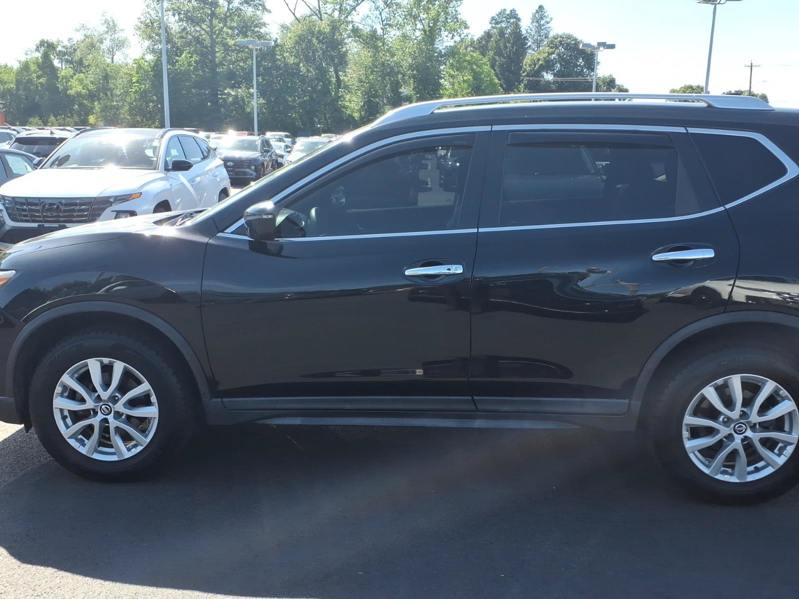 Used 2018 Nissan Rogue SV AWD/4WD image 9