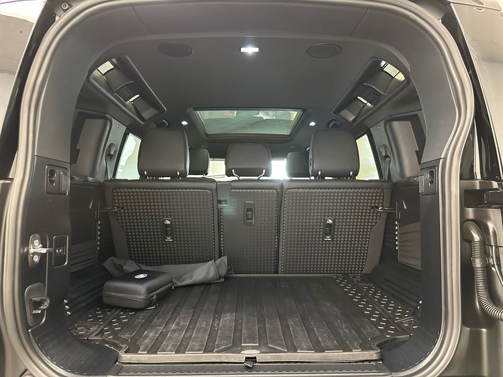 Used 2024 Land Rover Defender 110 X-Dynamic SE image 16