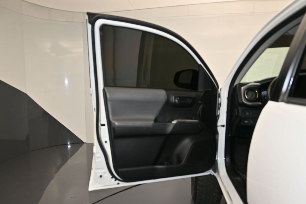 Used 2021 Toyota Tacoma SR5 AWD/4WD image 11