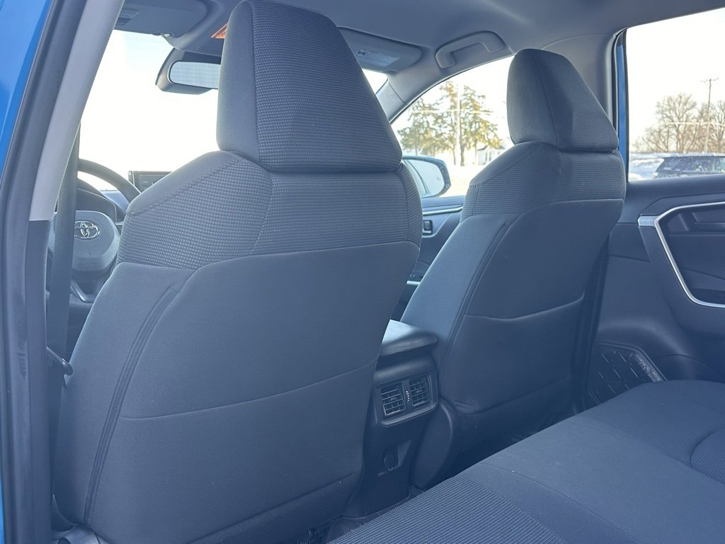 Used 2021 Toyota RAV4 LE image 11