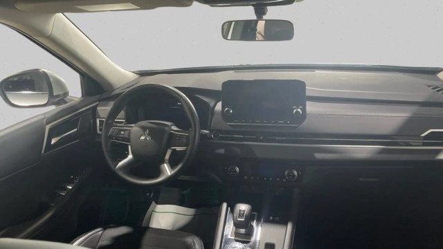 Used 2024 Mitsubishi Outlander SE AWD/4WD image 16