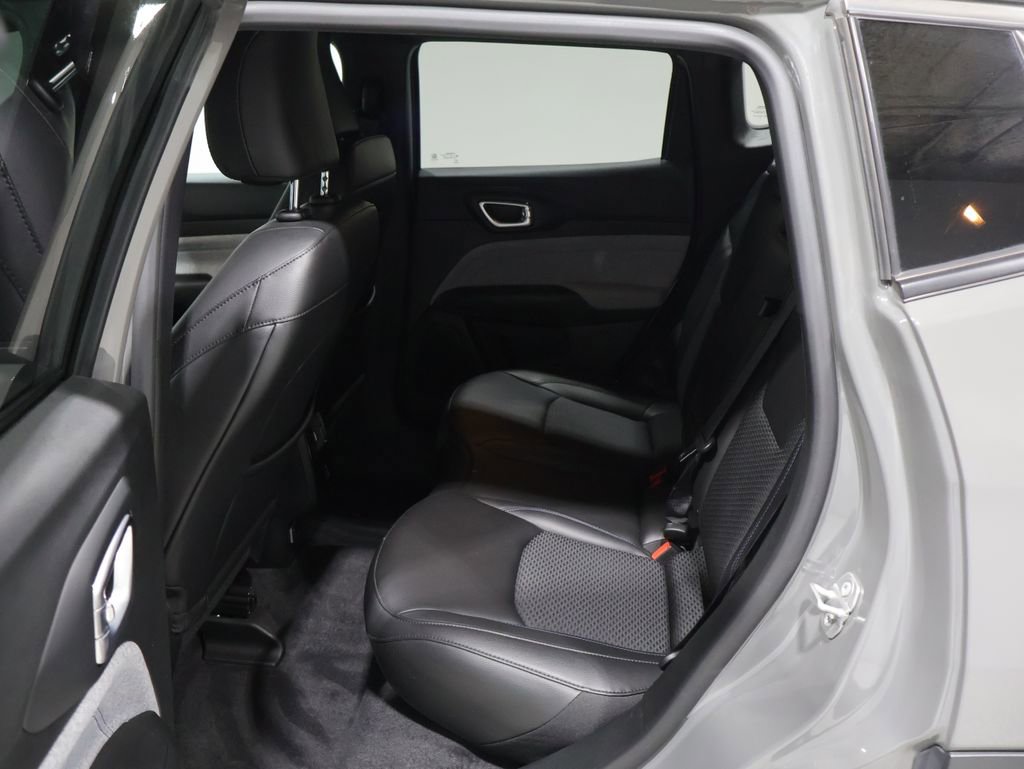 Used 2023 Jeep Compass Latitude w/ Convenience Group AWD/4WD image 18