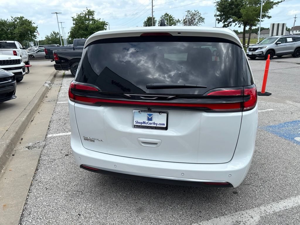 New 2027 Chrysler Pacifica Select FWD image 24