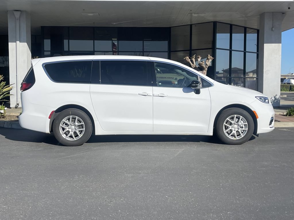 New 2026 Chrysler Pacifica Select FWD image 8