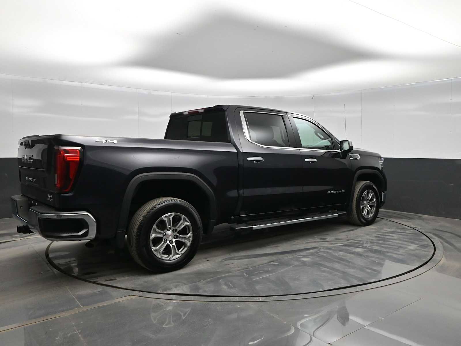 Used 2022 GMC Sierra 1500 SLT w/ SLT Convenience Package image 8